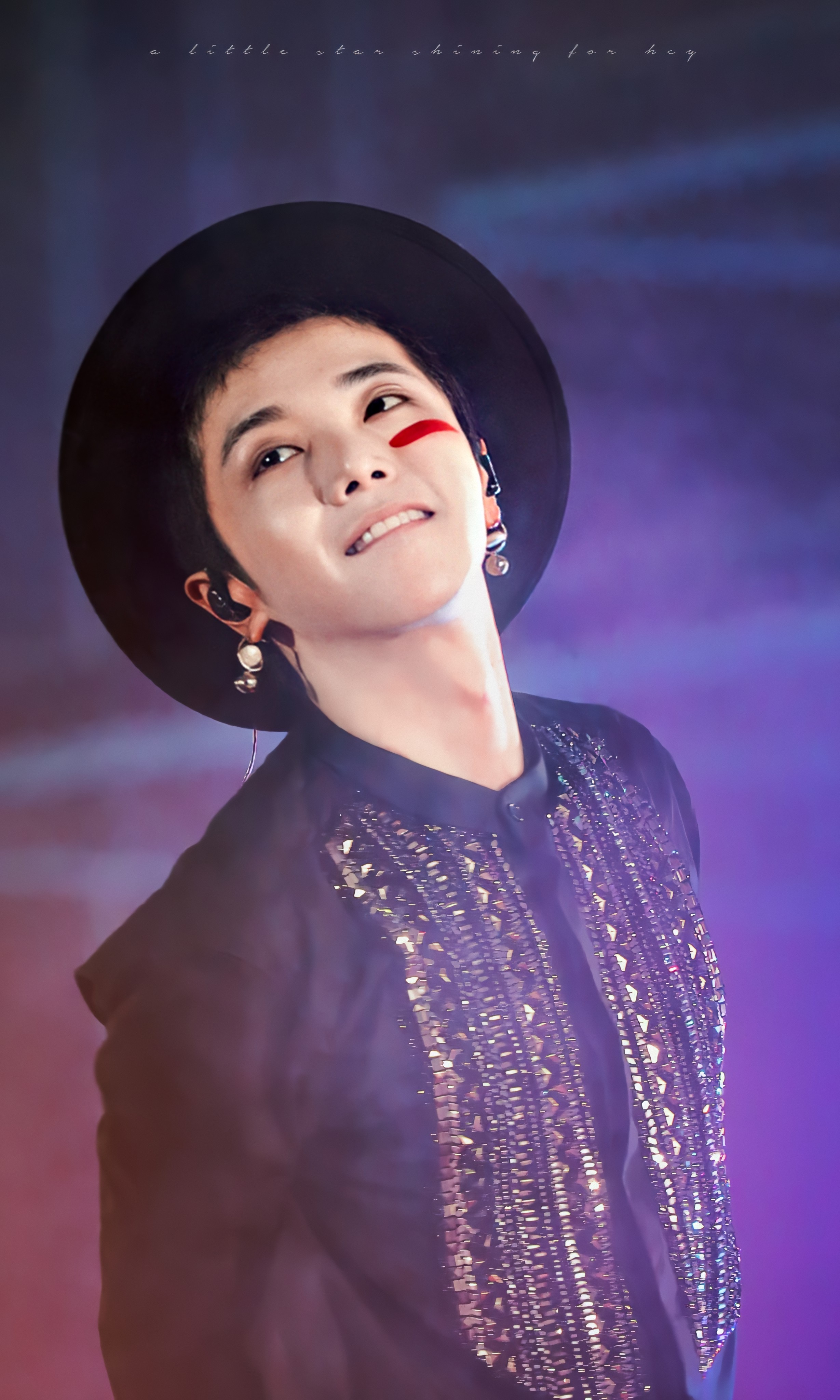 华晨宇|华晨宇——在暗色中穿行的神祗，他踏着光芒而来