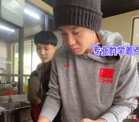 赵睿|包饺子趣事！徐杰全程围观，赵睿满脸自信，一个失误徐杰憨笑离去