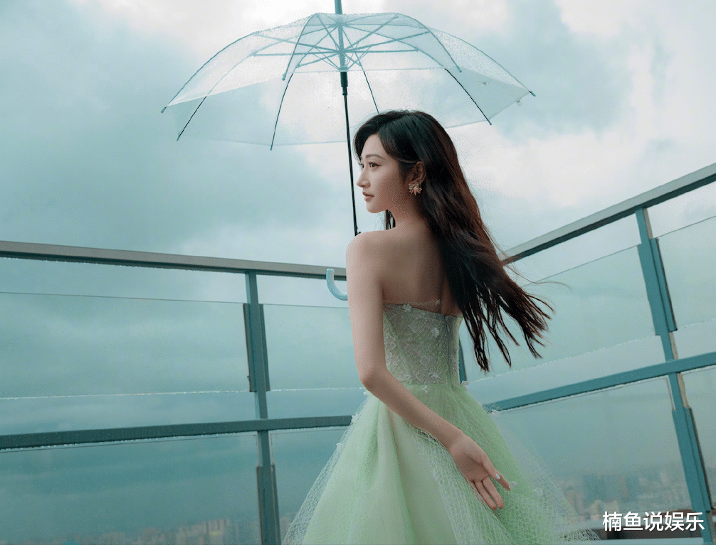景甜|景甜每一次出场都惊艳！雨中撑伞大秀香肩，穿绿纱裙好似花仙子