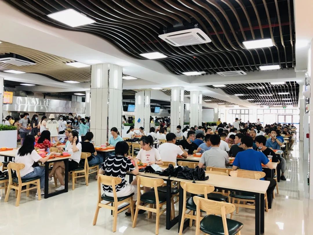 高校发生抢座大战,女生脸部被打肿成馒头,网友讽刺“不讲武德”