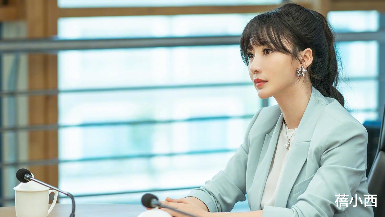 柳岩|又被柳岩的气质惊艳了，连这么难懂的连衣裙，都穿出了不同魅力