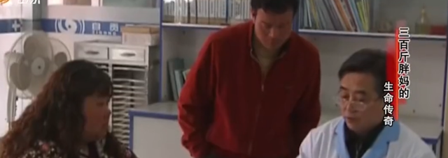 短发 300斤女人被丈夫嫌弃要和她离婚,无奈只能跪求婆婆,让儿子别离