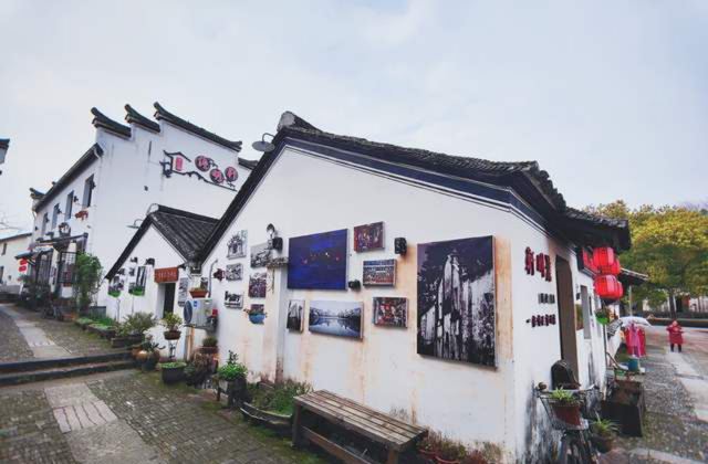 若珍|金华一山成网红打卡点,上山坡度将近90°,游客身后是万丈深渊!