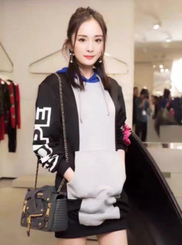 发型 别总扎丸子头了,伤发际线!秋天跟杨幂扎这3款发型,减龄显脸小