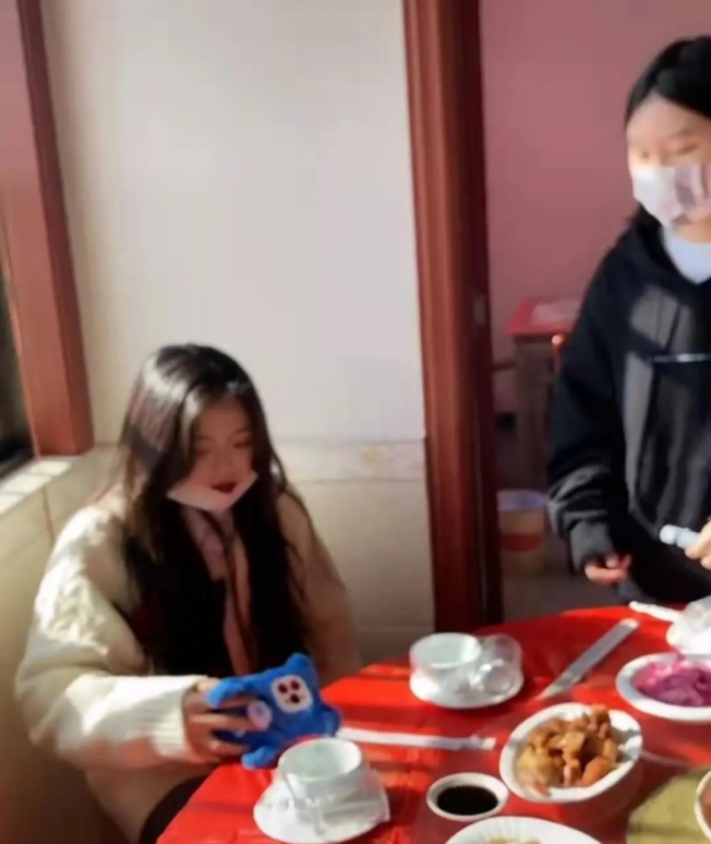 杨超越|杨超越回老家为爸爸过寿，打扮低调，坐角落安心吃席