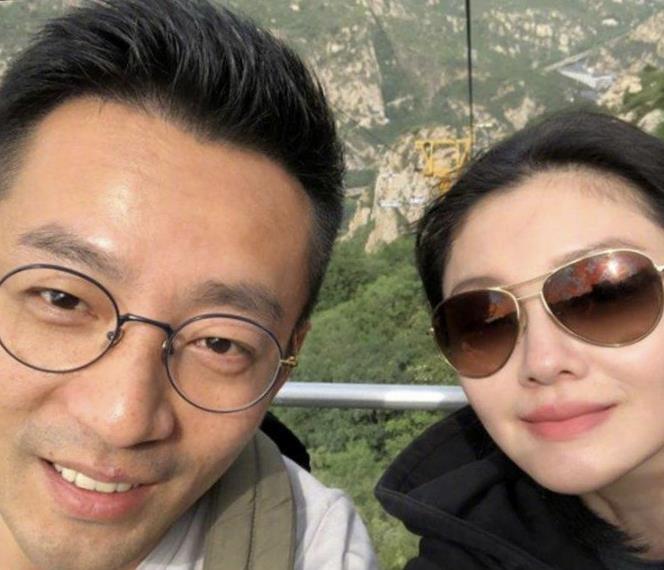 张兰|汪小菲心情大好，跟异性吃烧烤，张兰直播发飙，不准网友提及大小s