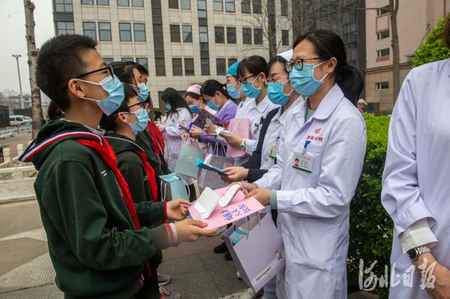 河北新闻网 河北石家庄：爱心献给抗疫中的最美逆行者