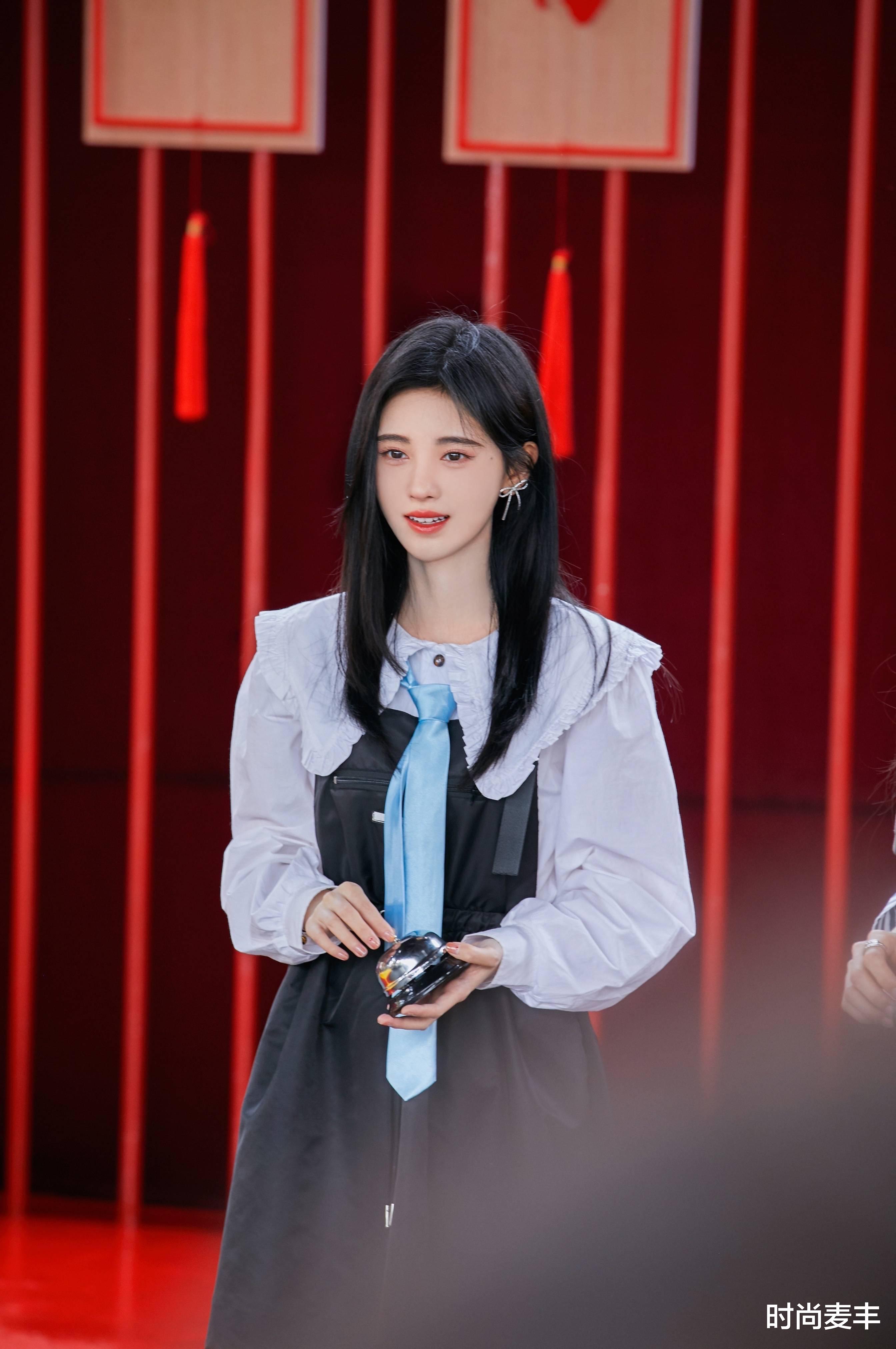 时尚麦丰|鞠婧祎真像油画里走出来的美女，紫色衬衫配针织马甲，五官立体精致