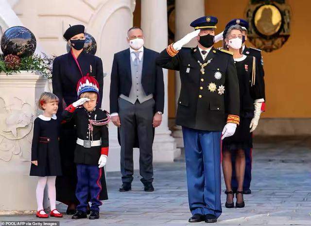 摩纳哥|夏琳健康状况成谜，缺席摩纳哥国庆日；龙凤胎亮相想妈妈一幕让人泪目