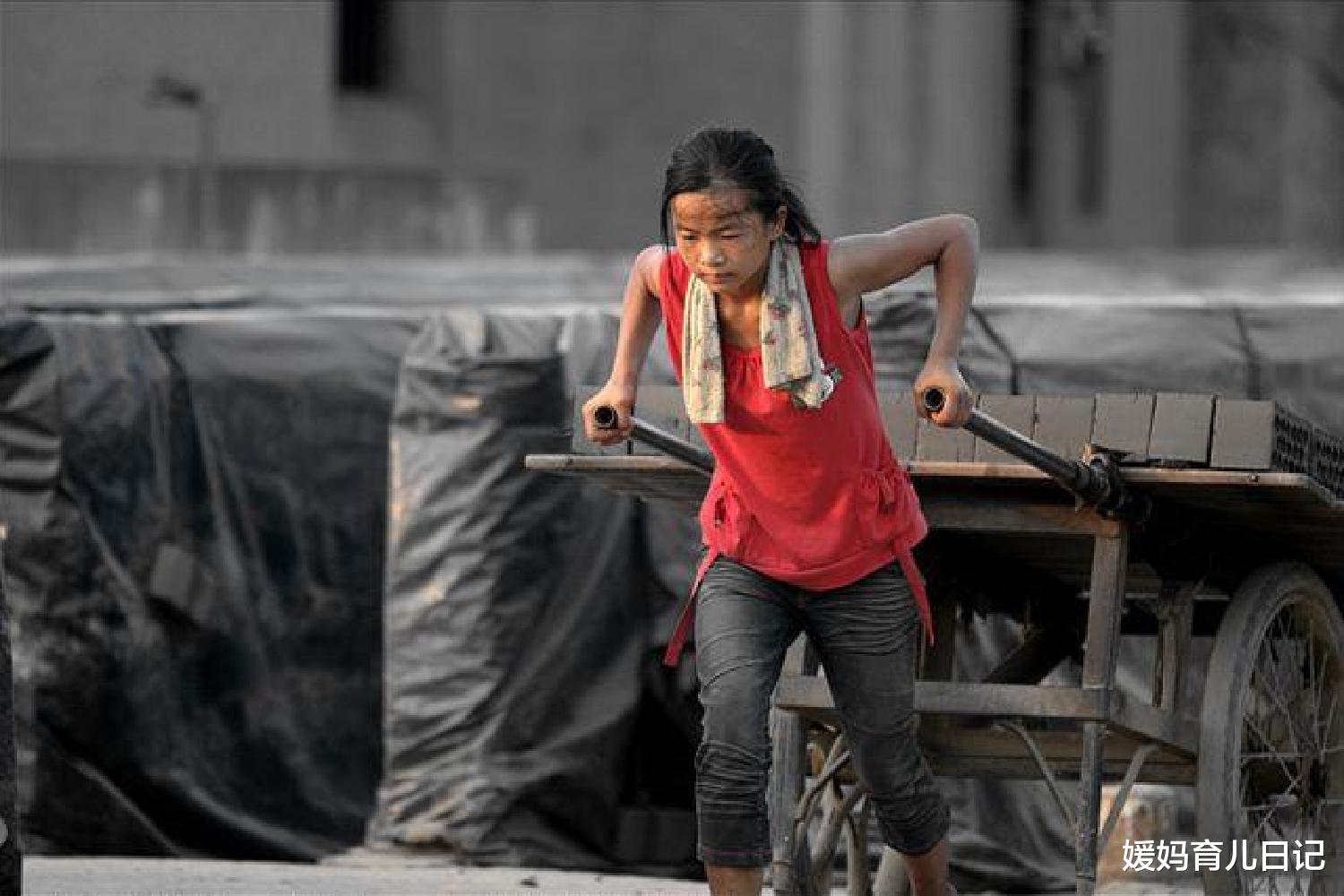 媛妈育儿日记|宝妈10年生7娃，全靠丈夫打零工，笑言：孩子长大就能过好日子了
