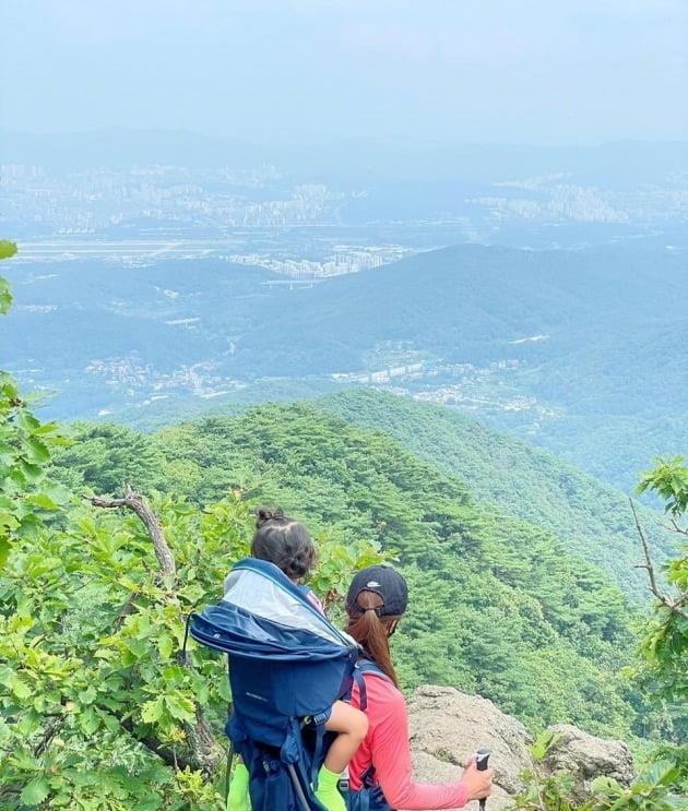 李诗英|韩国知名女星背着15公斤重儿子，勇登528米高峰！