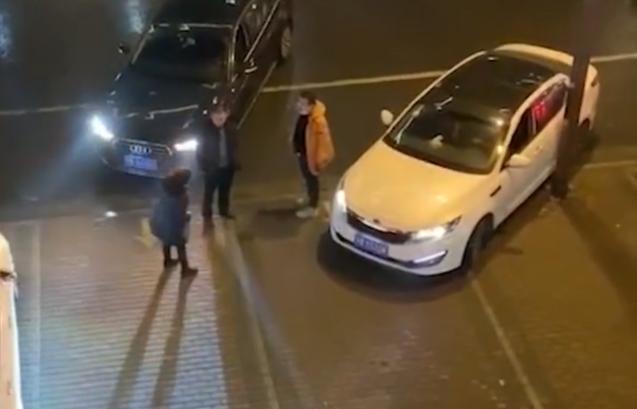 笑笑社会说 江苏一大妈人肉占车位，车主按喇叭对峙，楼上居民打抱不平