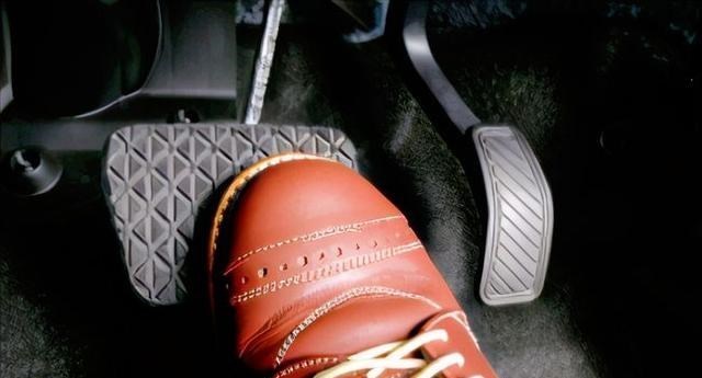 悦姐ya|揪心！上海发生6车连撞事故，零件散落一地，现场曝光