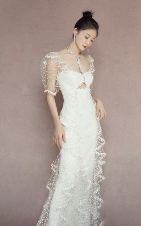 苗苗|郑恺眼光确实好，苗苗一袭白裙如优雅女神，美成“辣妈圈”天花板