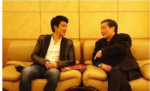 王力宏|王力宏被娃哈哈解约后，身上带的水成亮点，网友：太打脸！