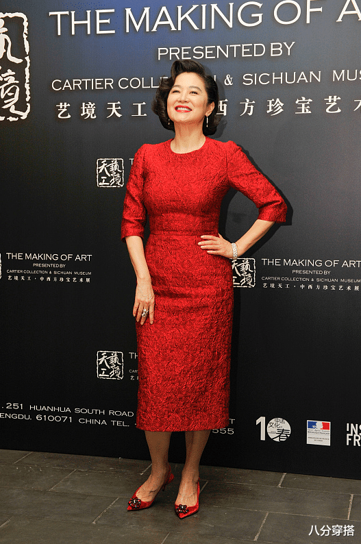 八分穿搭 67岁林青霞好像不会老，穿一袭红裙风采依旧，端庄稳重又有气场