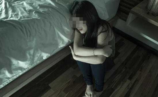8岁女童遭男子诱骗，被囚于羊棚地窖内26天：期间多次遭到性侵