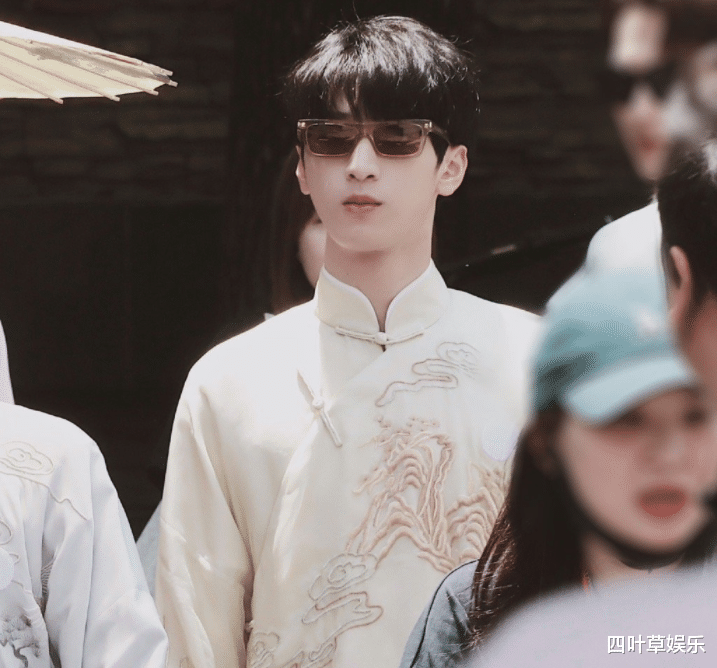 许凯|《快本》路透曝光，嘉宾身穿国风长袍，张彬彬许凯颜值让人看愣