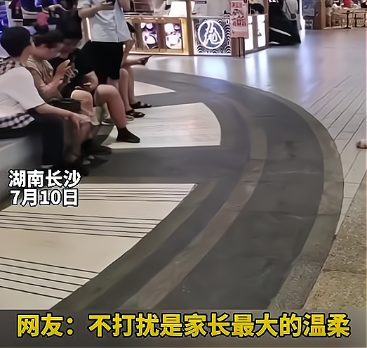 Hi家有小甜椒儿|女孩商场闹脾气，父母淡定玩手机，网友：90后父母是真“硬核”