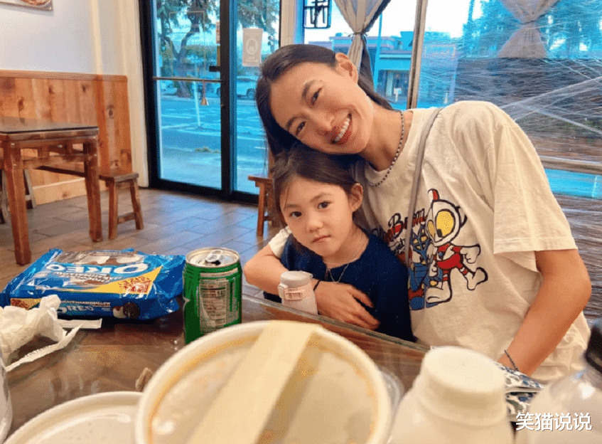 陈冠希|博主晒与秦舒培母女合照，4岁Alaia超像陈冠希，五官精致好漂亮！