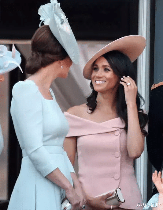 八八尚语UP 凯特与弟媳隔空撞发型,同款偏分波浪卷发,一岁之差美出不同气质