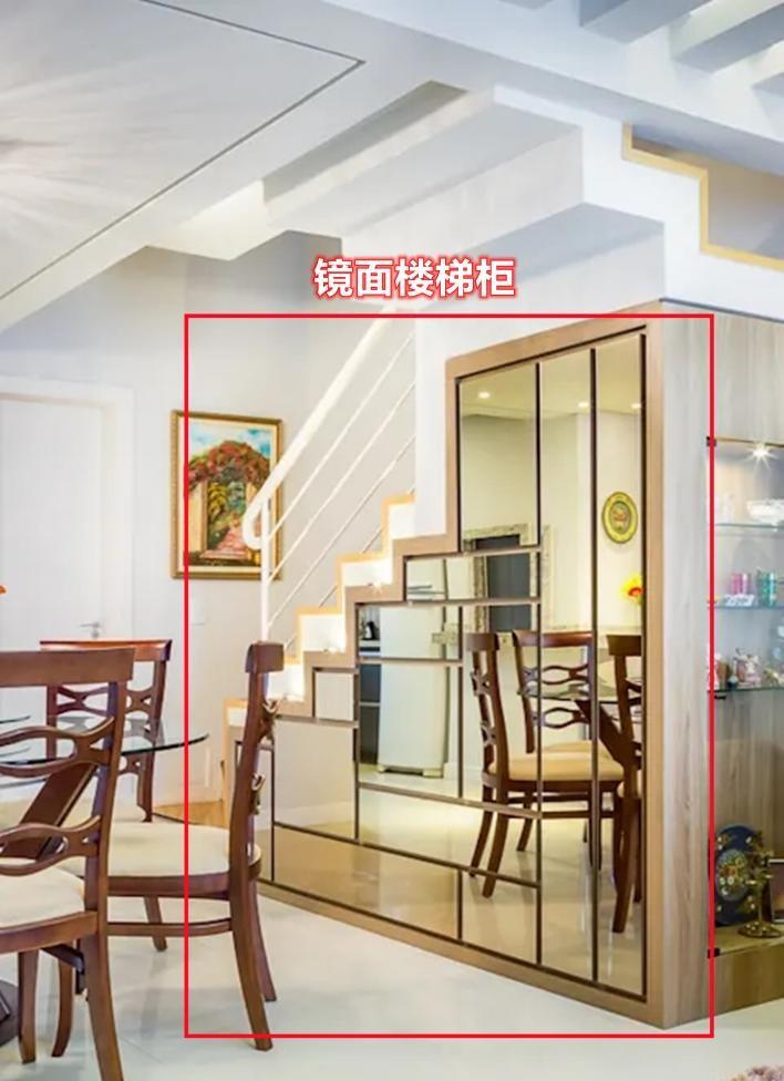 论装修还是他家会玩,楼梯下面塞个镜面柜,做酒柜用正正好!