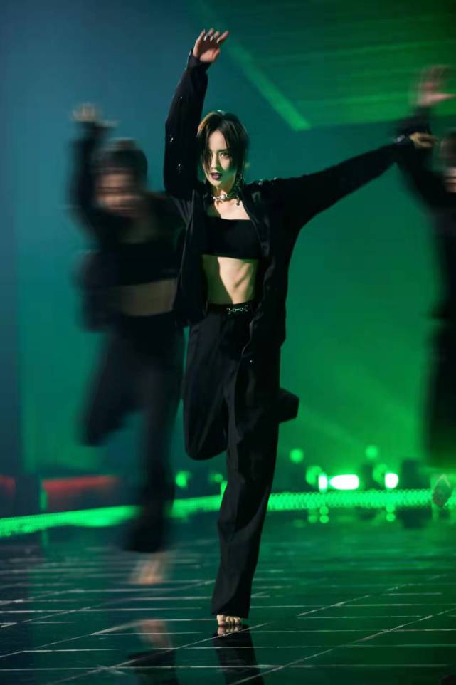 佟丽娅|佟丽娅暗黑系新造型曝光，一袭暗黑系造型又酷又飒！