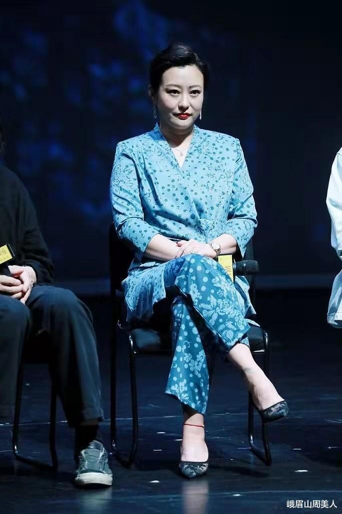 郝蕾|42岁郝蕾也难逃发福，最新近照穿蓝色西服亮相，看着圆润了不少