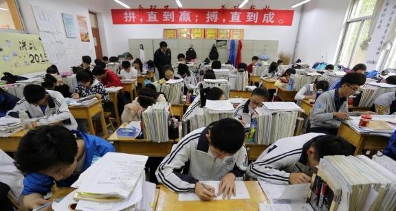 一更育儿|高中生出现三种表现，代表成绩要“下滑”，家长及时“干预”