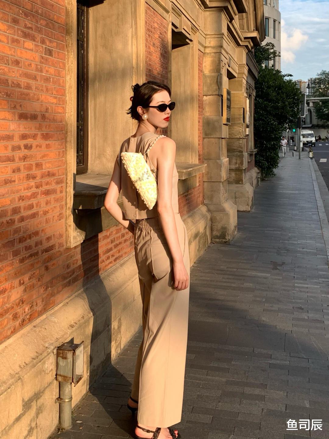 鱼司辰|早秋的这些搭配太好看了吧!橘红色毛衣马甲配牛仔裙、休闲又保暖