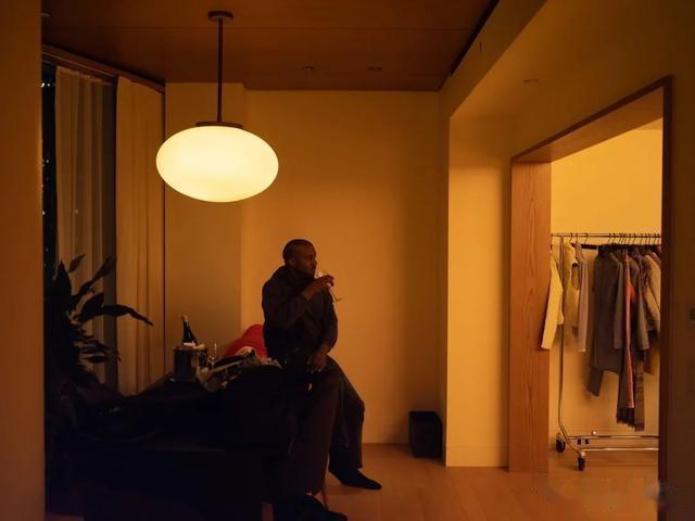 金·卡戴珊|眼看复合无望，坎爷这是把新女友打造成“卡戴珊2.0”？