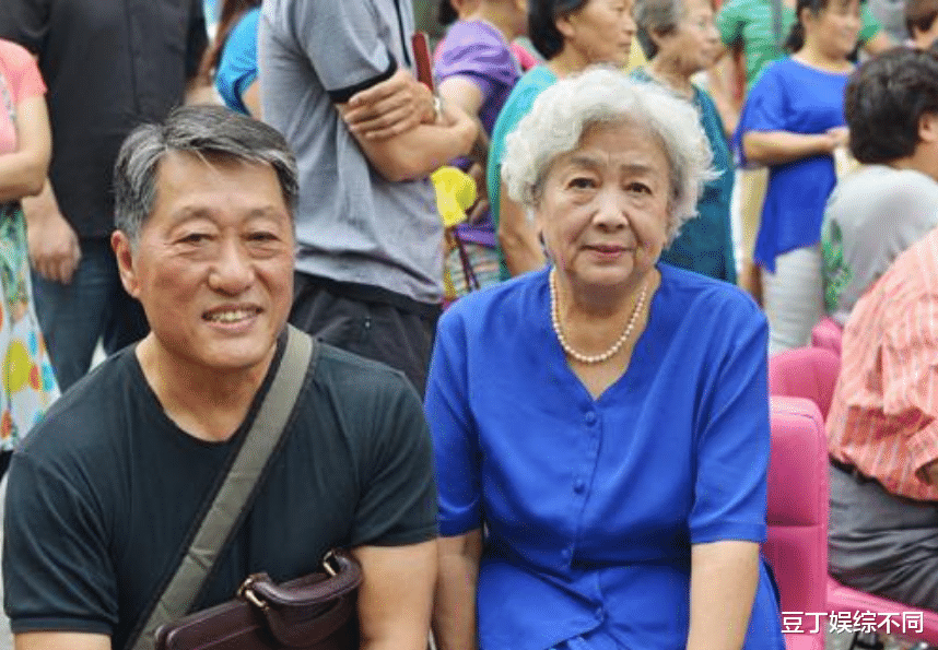 娄滋博|86岁老戏骨晚节不保，靠人搀扶走穴捞金，网友：在家养老吧