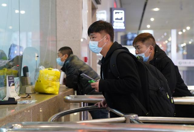 长城网 新春走基层丨春节坚守 护航旅客归家路