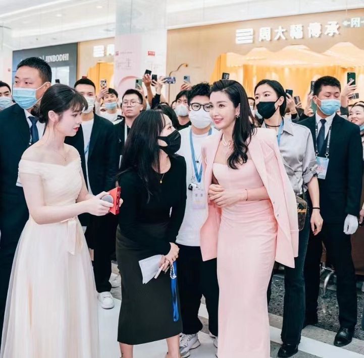 李冰冰|48岁李冰冰出席活动，表情管理失败暴露年龄，意外撞脸吕丽萍