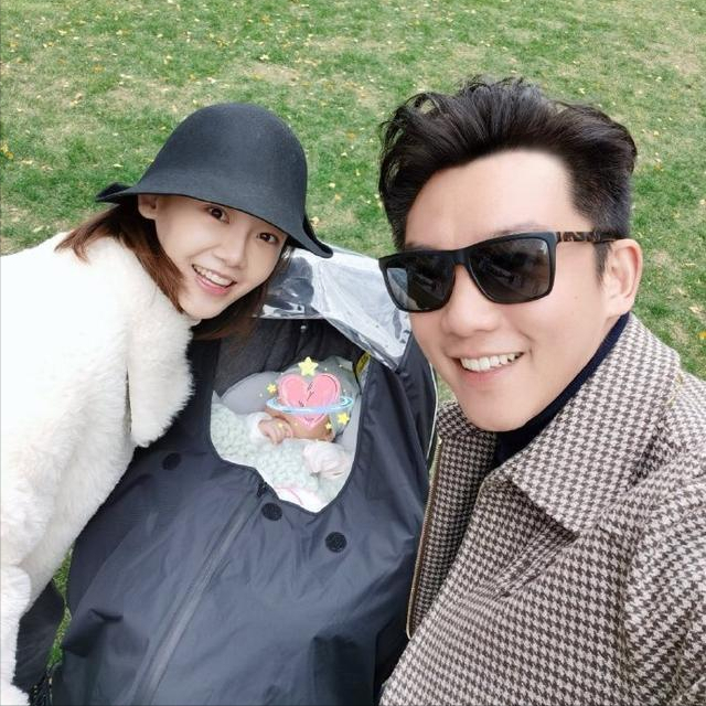 苗苗|苗苗发全家福庆生，女儿甜蜜送吻首次露正面，跟郑恺长得一模一样