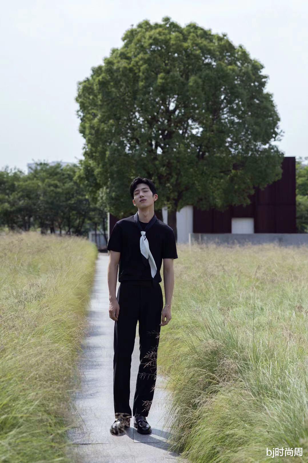 bj时尚周|小井同学的衣品比颜值还高，一身黑色look更养眼
