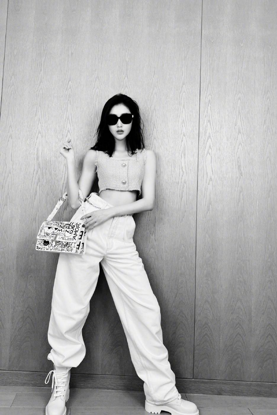 八只爪的猫|女生“苦胯宽久矣”?瞧瞧张天爱的穿衣之道,梨形身材也有春天