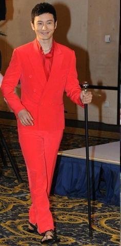 天鹅颈|当男明星都爱上红装, 胡歌拼色帅气靓丽，鹿晗白衬衫搭红西装，干净，阳光