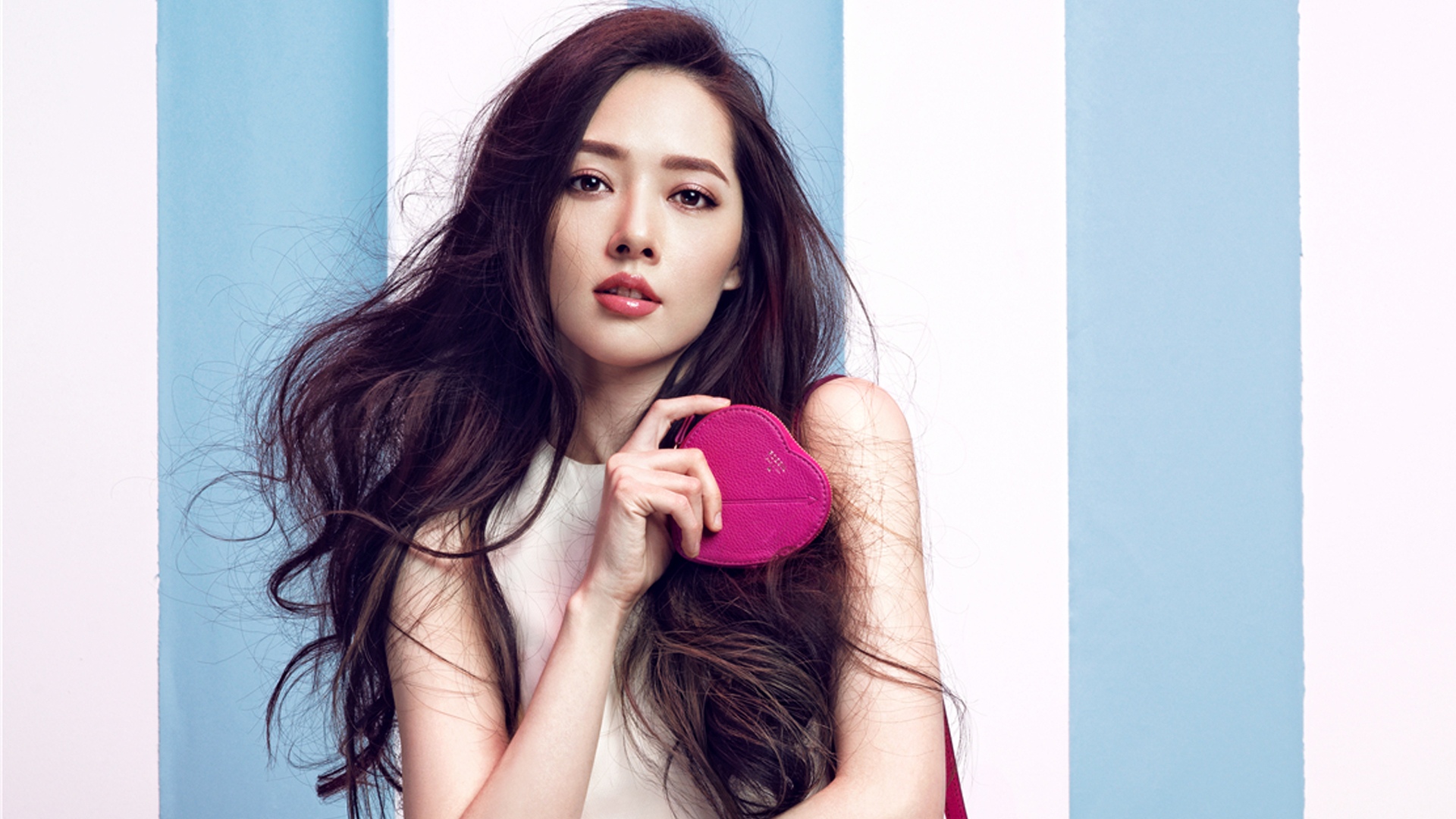 郭碧婷|“买断自由”郭碧婷：一脚崴进豪门跪地为向佐穿鞋，暴露悲惨婚姻