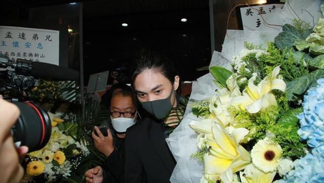 吴孟达|吴孟达出殡，妻儿一身素服面带悲伤，为何取消扶灵环节