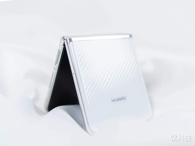 苹果|华为P50 Pocket上手已经有一段时间了,来简单地给它做个总结