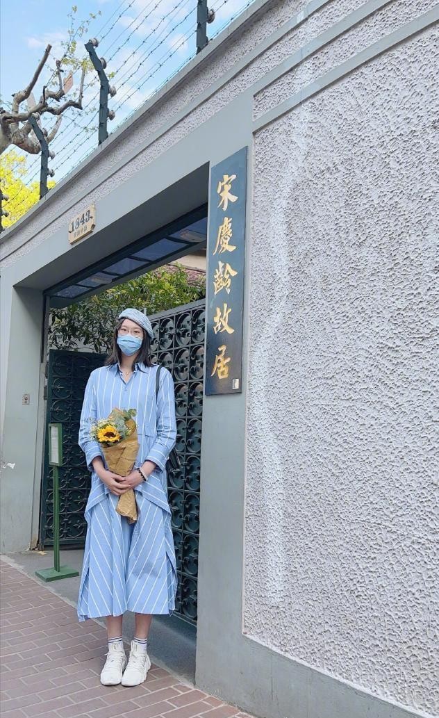 美人哒|惠若琪生女儿后逆生长！一袭印花裙美艳又大气，气质不输女明星