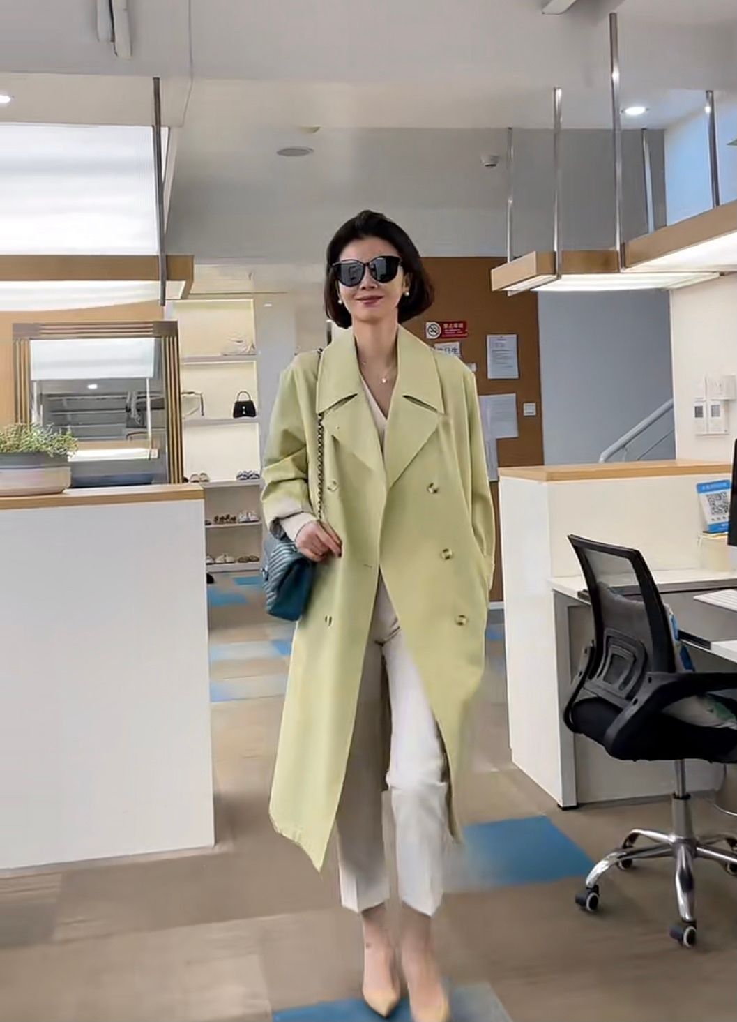 微笑|高级打工人平时怎么穿？看40岁精英女示范一周穿搭，越简单越高级
