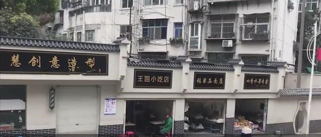 虎说百态聊 湖北一商业街统一更换招牌，成了殡葬一条街，大门口更像公墓入口