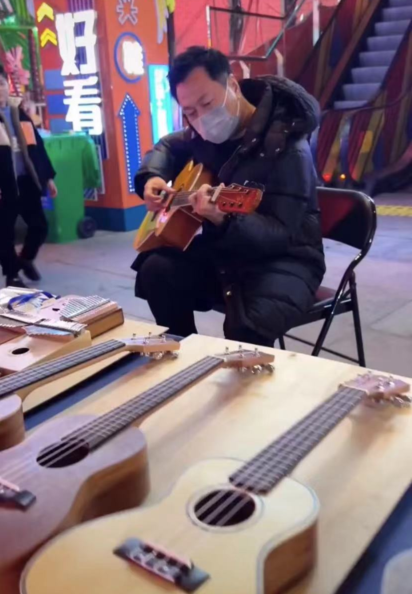 黎耀祥|57岁港星现身内地摆地摊，街边弹唱无人捧场，独坐廉价板凳接地气