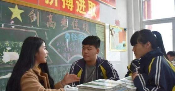 天明情感说 深圳一中学老师晒出工资单，看后才明白，为什么博士生也争相应聘