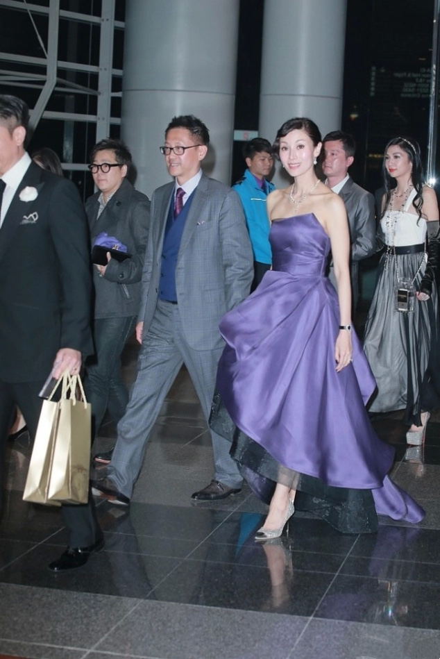 李嘉欣|李嘉欣不愧第一美女,紫色抹胸裙高雅贵气,身旁许晋亨西装挺时髦