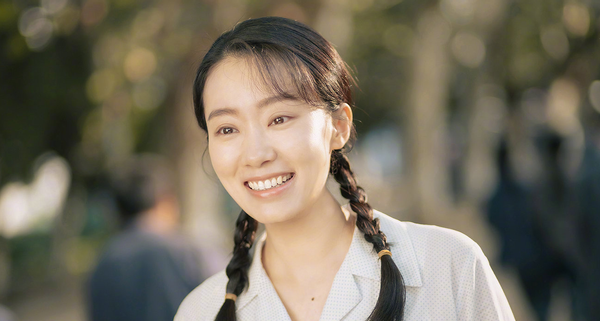 张小斐|张小斐穿三千旗袍上春晚，舞姿不慎露出打底裤，一双长腿又细又白