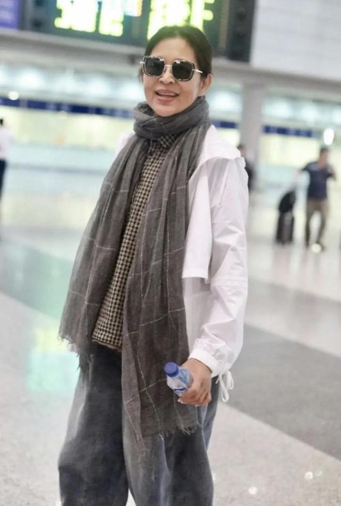 何有强|倪萍真懂“打扮”，黑色上衣配牛仔裤简约大气，精神饱满不像62岁