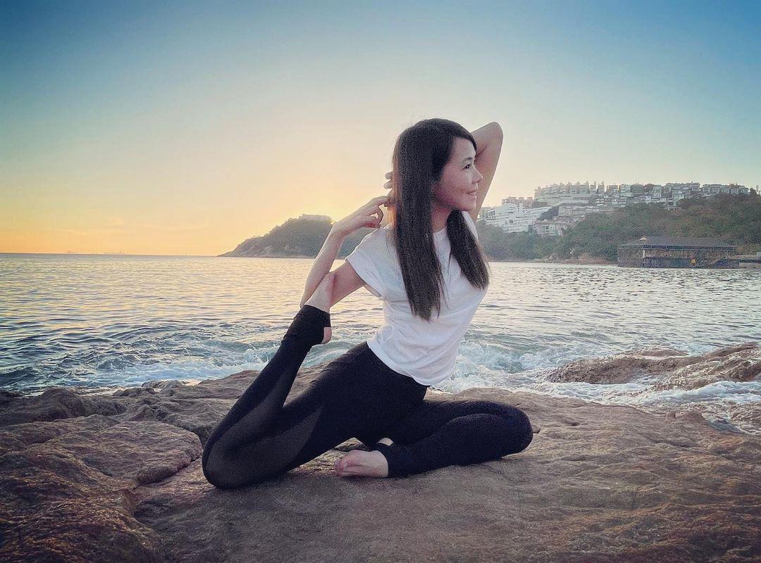 刘銮雄|刘銮雄旧爱罕见晒瑜伽照，轻松秀高难度动作，柔韧度不输女儿